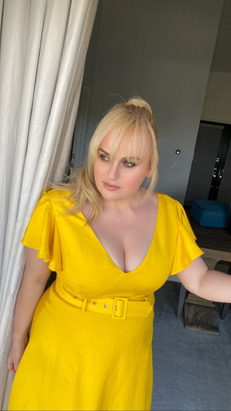 rebel-wilson-weight-loss-tiny-waist-yellow-dress