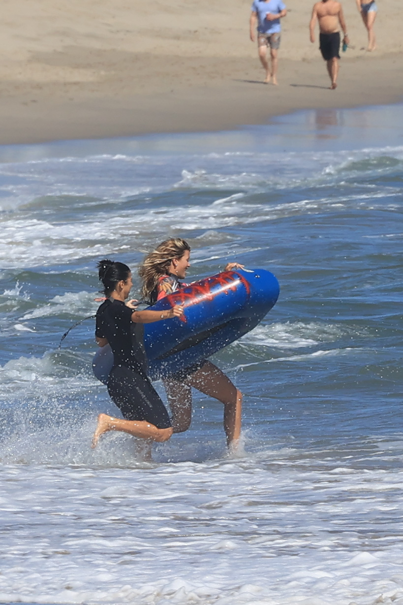 sofia-richie-beach-with-friends-after-near-run-in-with-scott-disick-kourtney-kardashian