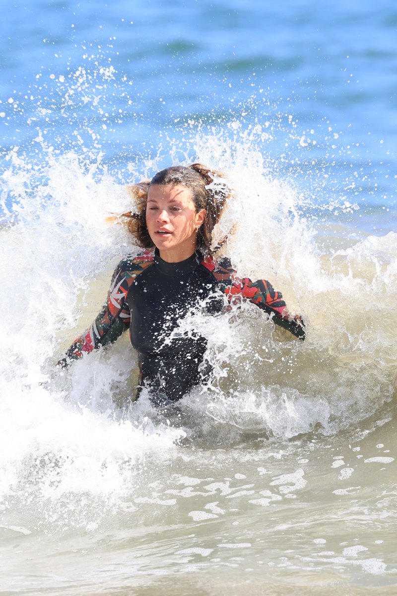 sofia-richie-beach-with-friends-after-near-run-in-with-scott-disick-kourtney-kardashian
