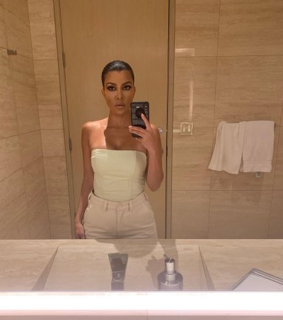 Kourtney Kardashian Sexy Selfie, Scott Disick Leaves Playful Comment