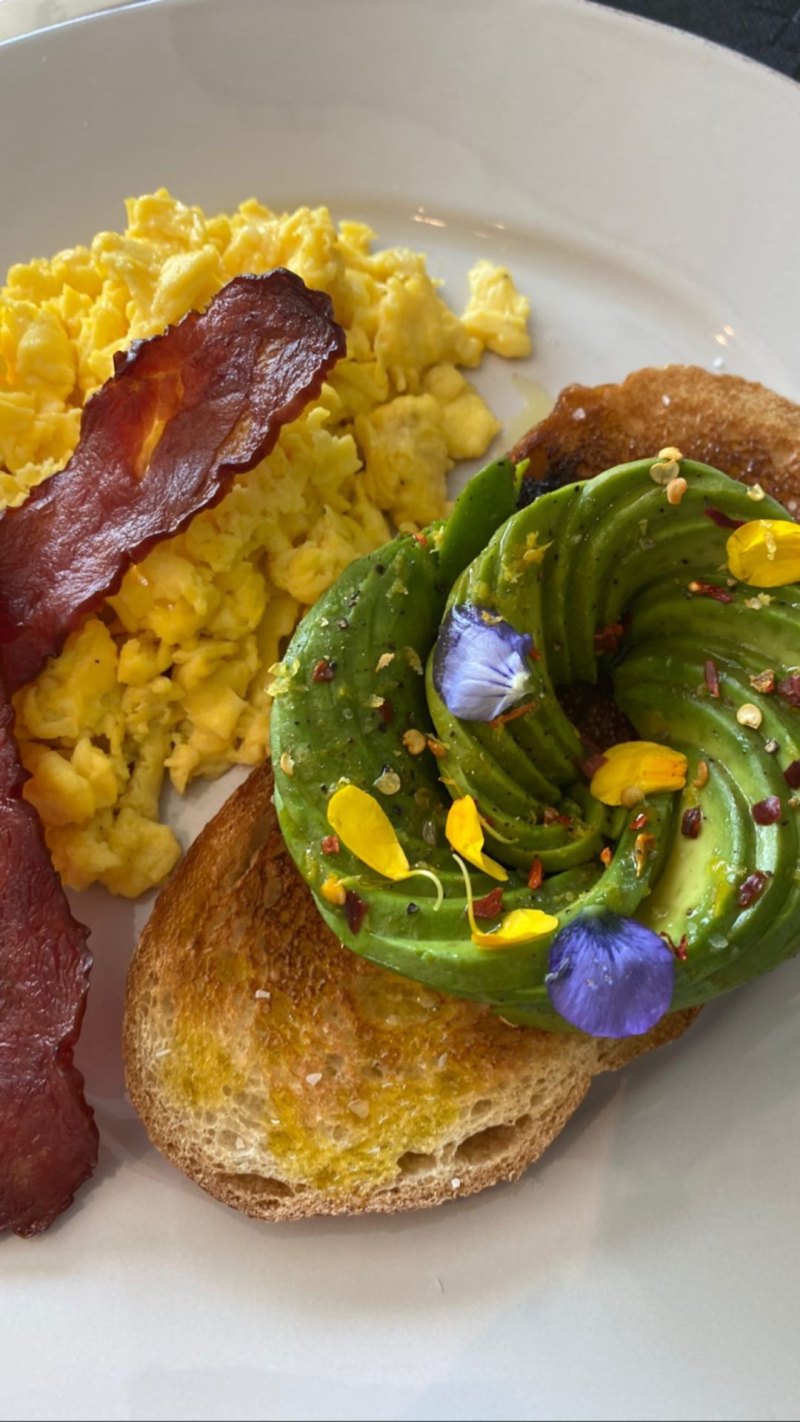 kylie-jenner-diet-food-eggs-avocado-toast