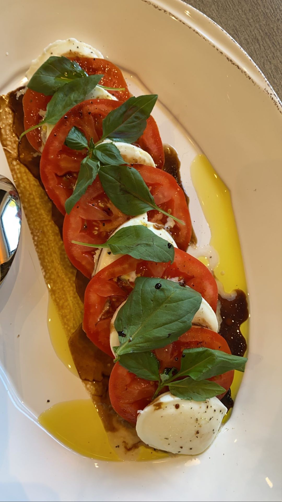 kylie-jenner-diet-food-tomato-mozzarella