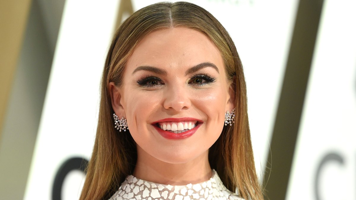 'Bachelorette' Alum Hannah Brown Flaunts Her ~Assets~ in a Gorgeous New Photo: ‘Views’