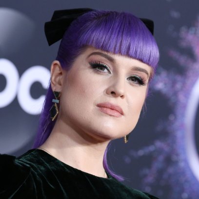 kelly-osbourne-shows-off-tiny-waist-during-fitting