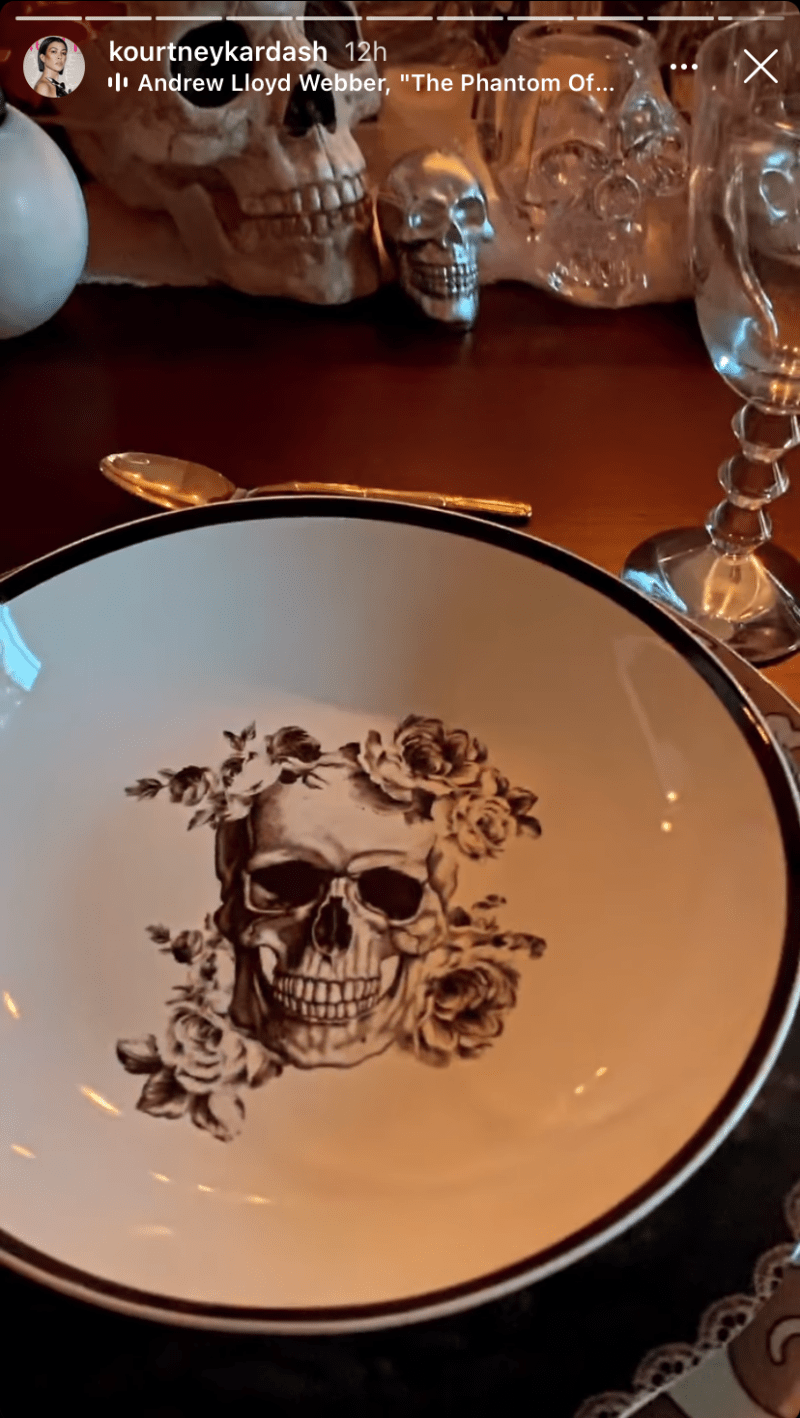 kourtney-kardashian-spooky-halloween-dining-room-decorations-ig