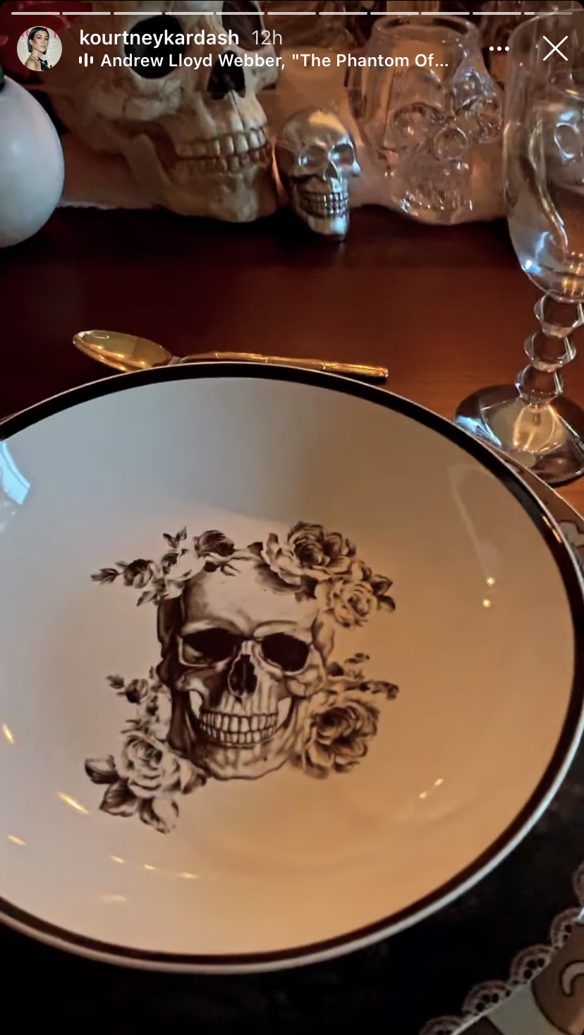 kourtney-kardashian-spooky-halloween-dining-room-decorations-ig