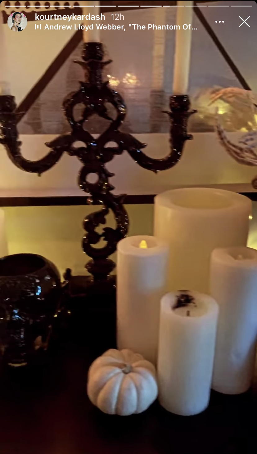 kourtney-kardashian-spooky-halloween-dining-room-decorations-ig