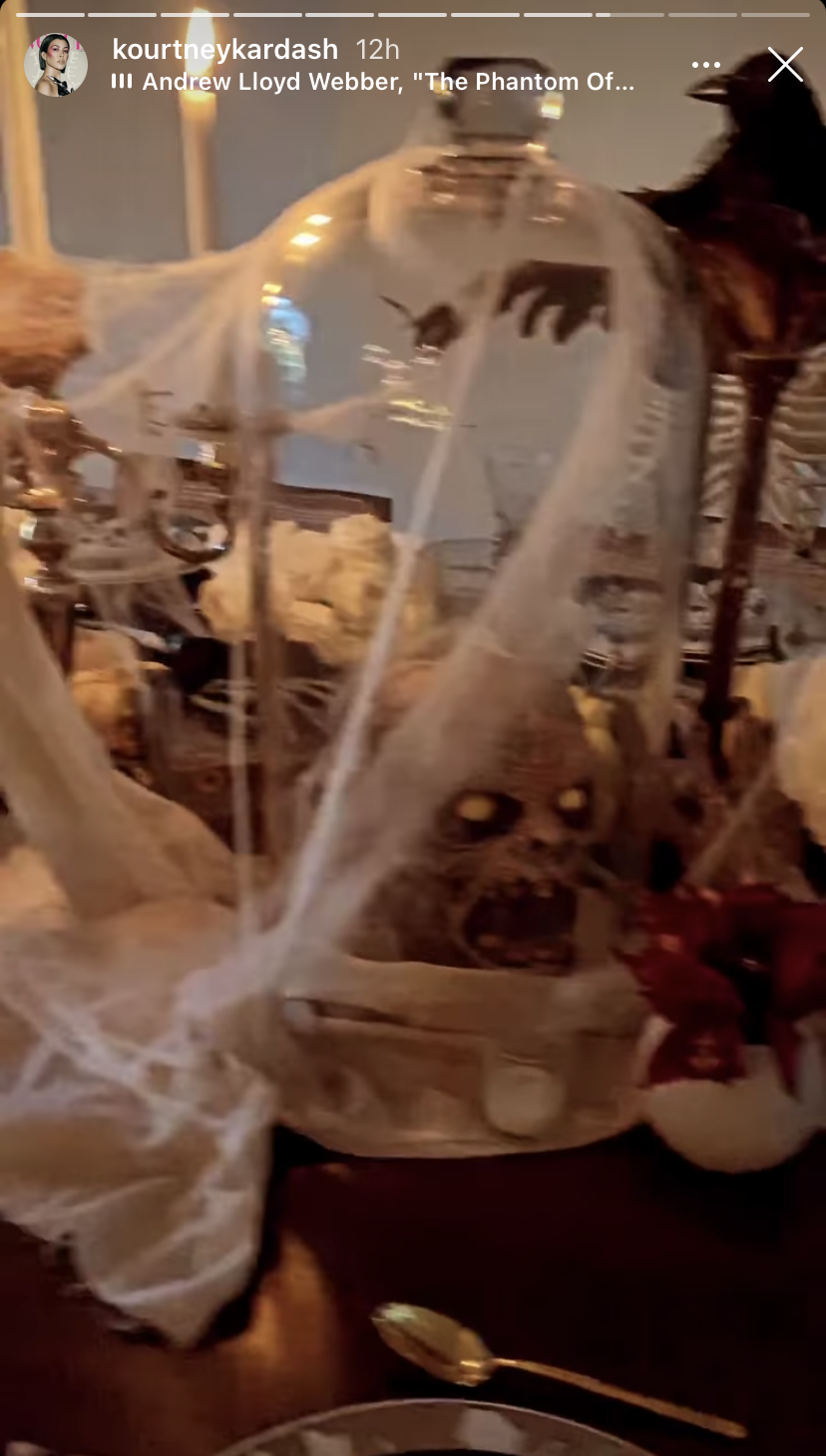kourtney-kardashian-spooky-halloween-dining-room-decorations-ig