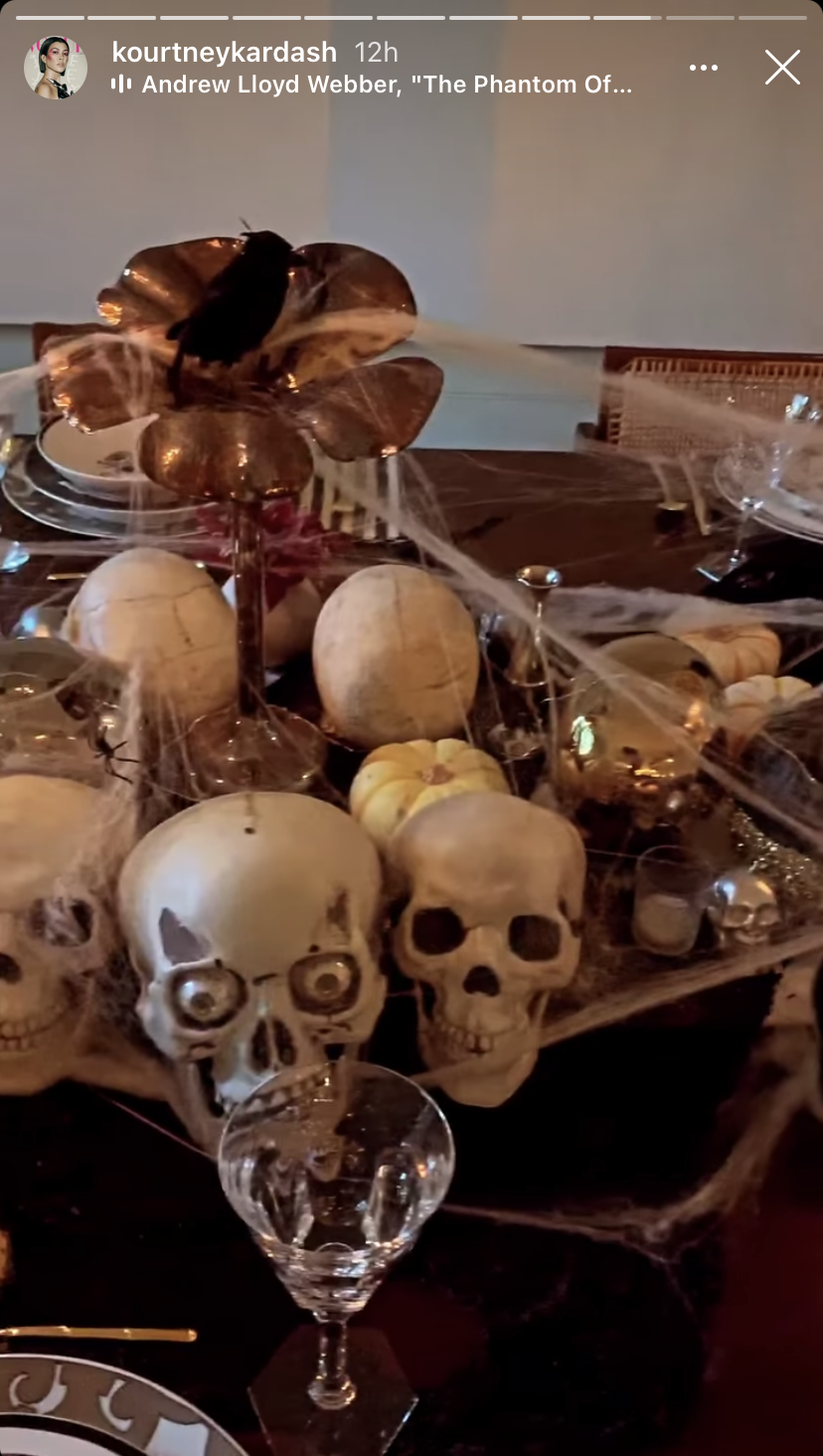 kourtney-kardashian-spooky-halloween-dining-room-decorations-ig