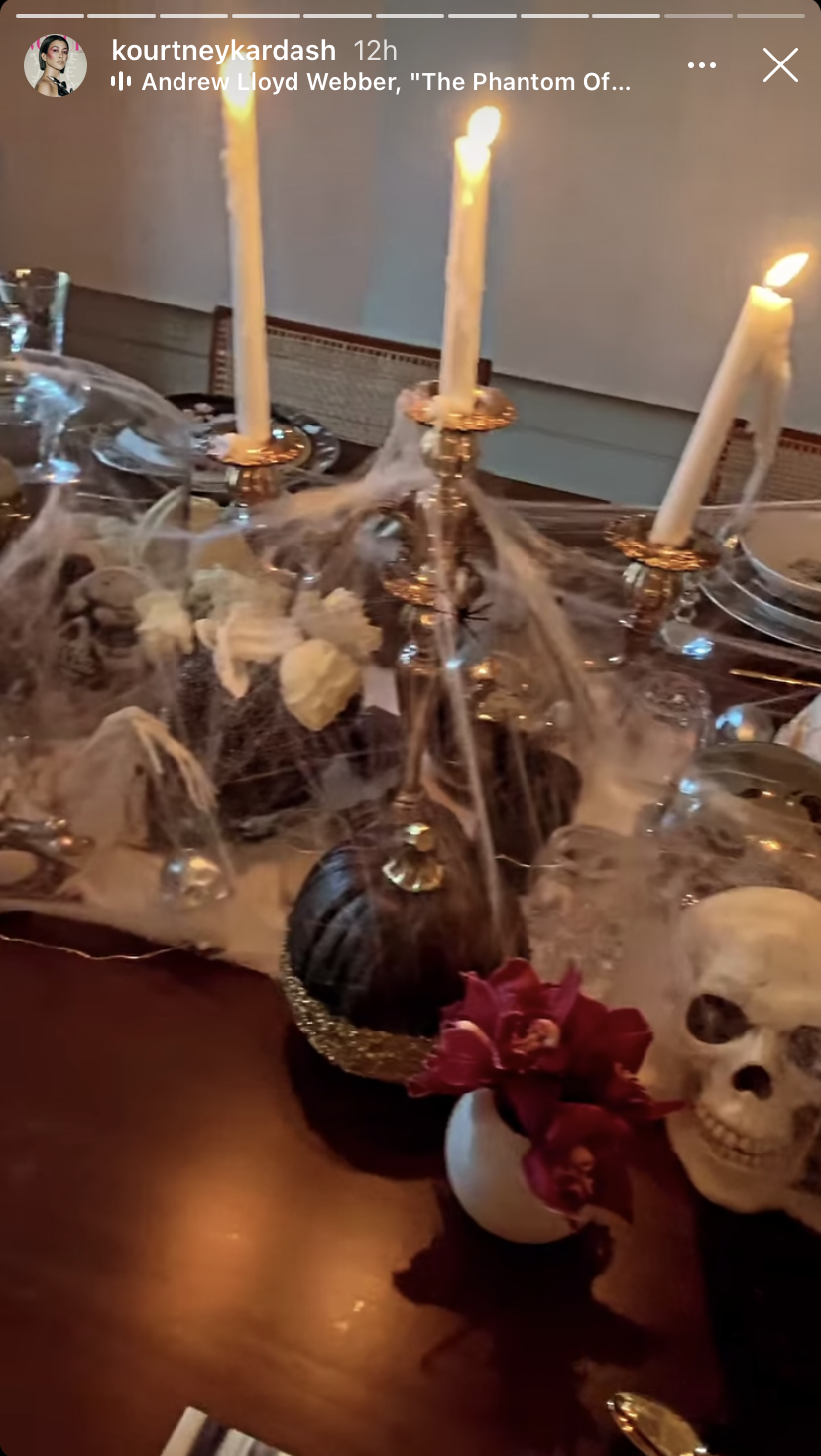 kourtney-kardashian-spooky-halloween-dining-room-decorations-ig