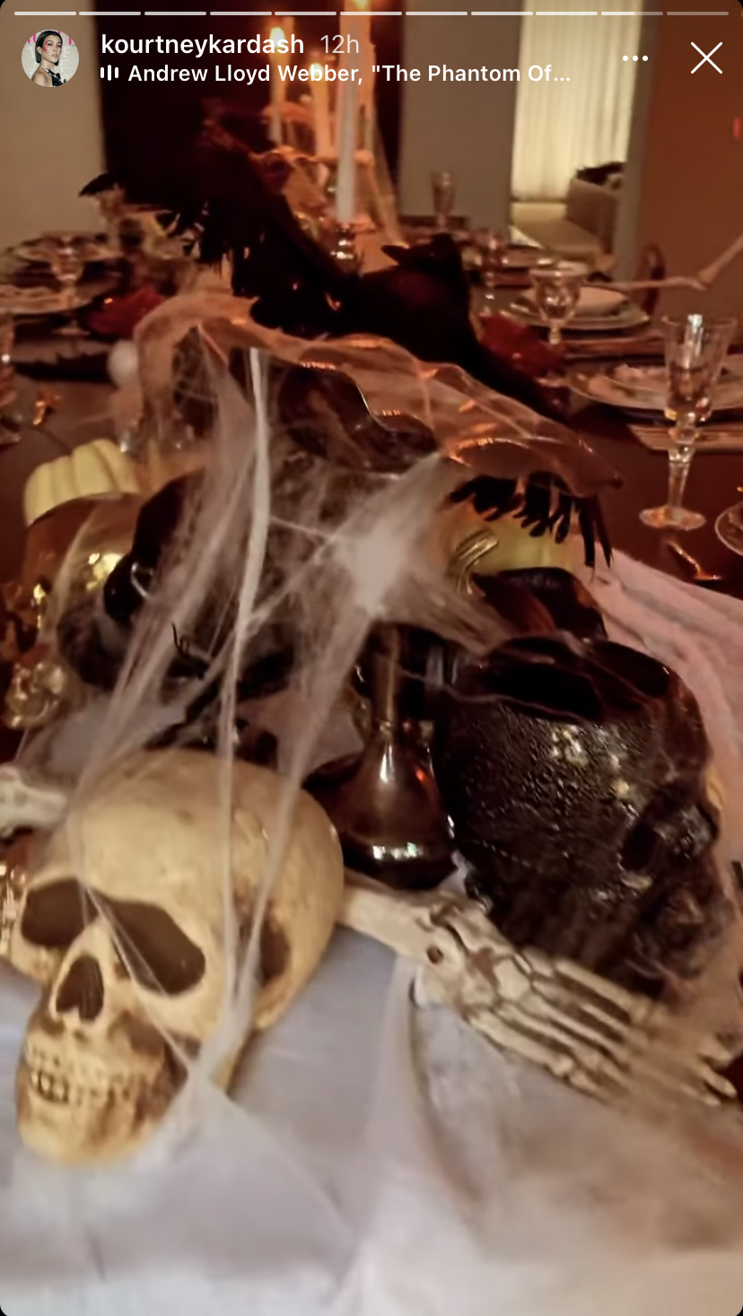 kourtney-kardashian-spooky-halloween-dining-room-decorations-ig