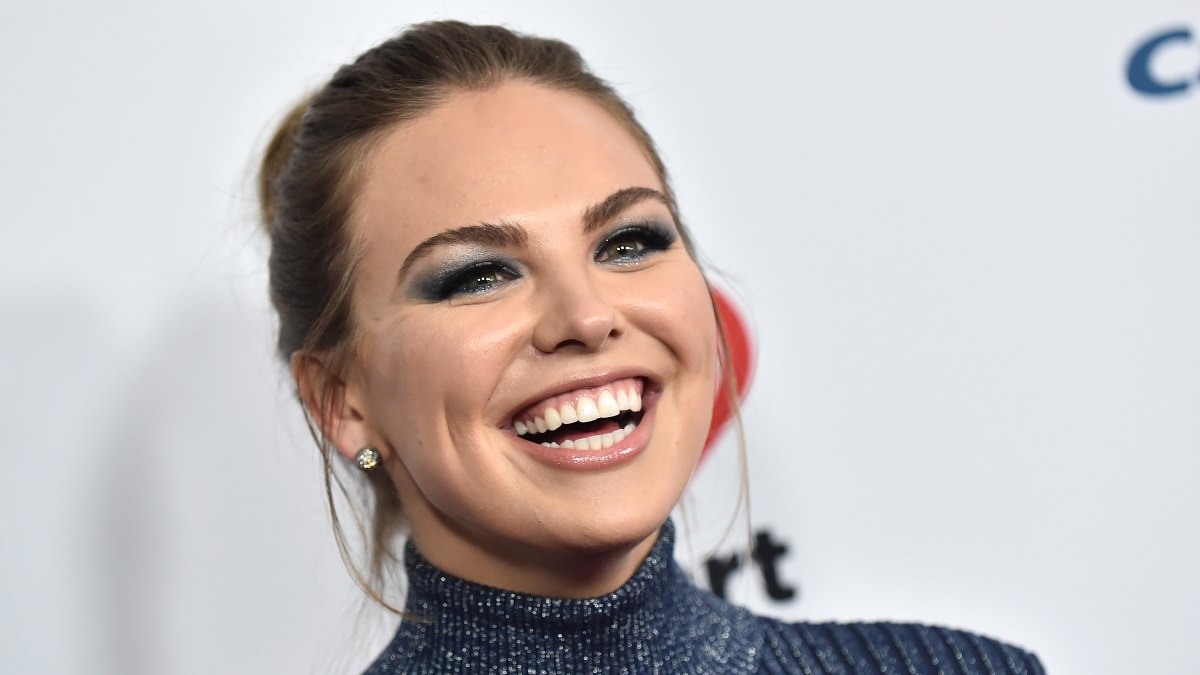 Hannah Brown's Shoe Collection: See Photo of Her Closet