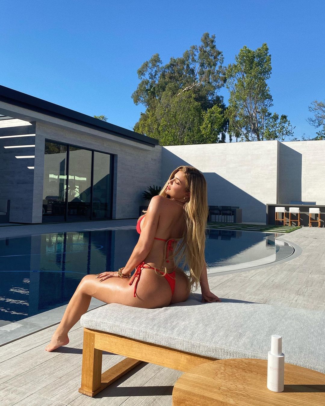Kylie Jenner Sunbathes in a Tiny Red ʙικιɴι: See PH๏τos | Life & Style