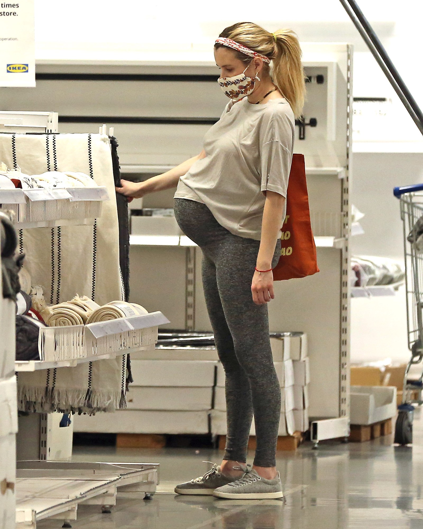 Emma Roberts Baby Bump Photos See The Pregnant Actress emma-roberts-baby-bump-photos-see-the-pregnant-actress