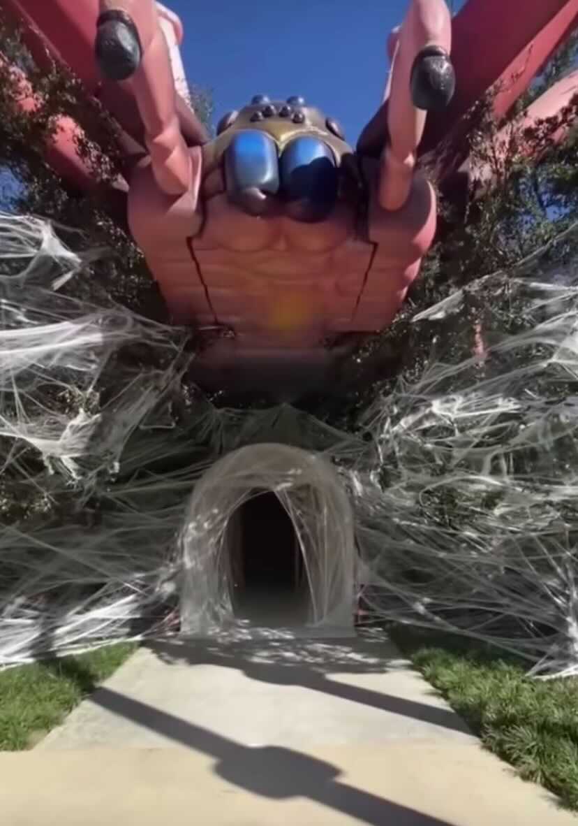 kim-kardashian-halloween-house-decorations