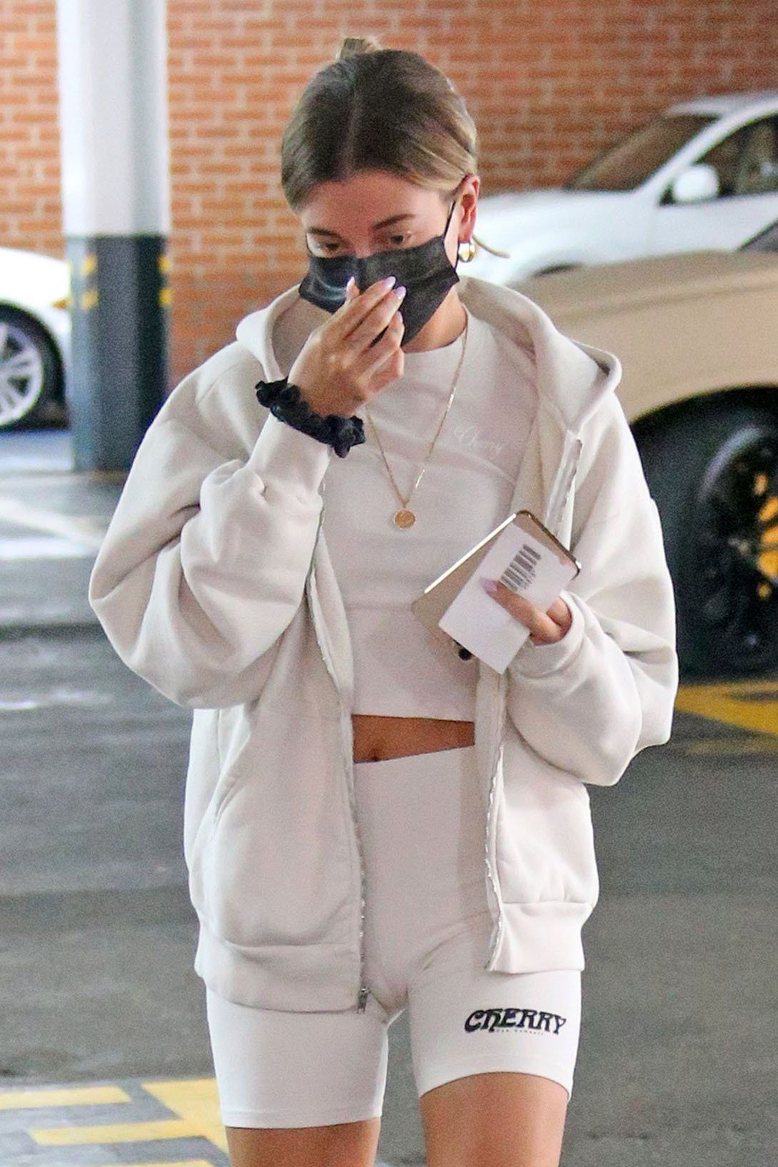 Hailey Baldwin Abs: Photos of the Model Wearing Crop Tops