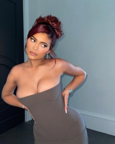 Curves for Days! Kylie Jenner Flaunts Her ~Assets~ in Sexy New Photos: 'Living Room Vibes'