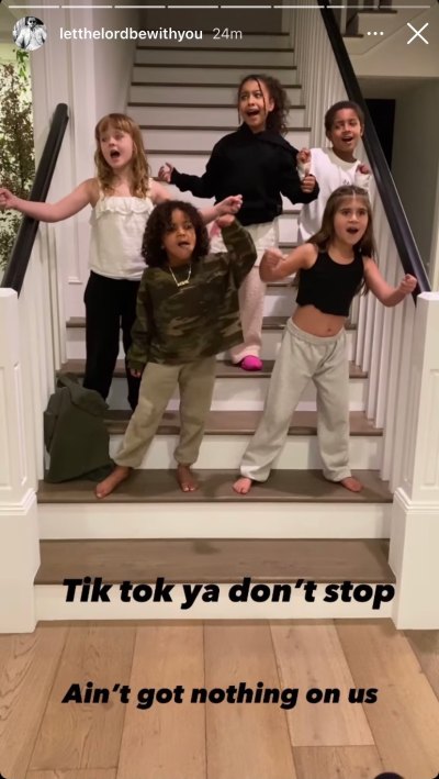 scott-disick-films-penelope-north-saint-making-a-tiktok-ig