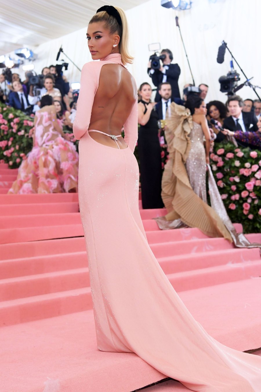 Celebrities Wearing Visible G-String: Photos of the Trend