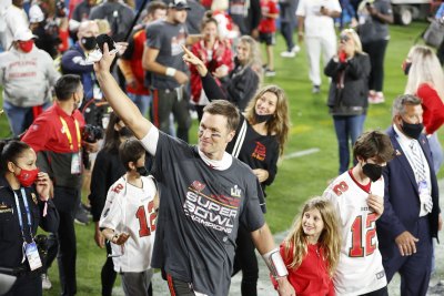 Tom Brady and Gisele Bundchen Kissing Photos After Super Bowl LV 3