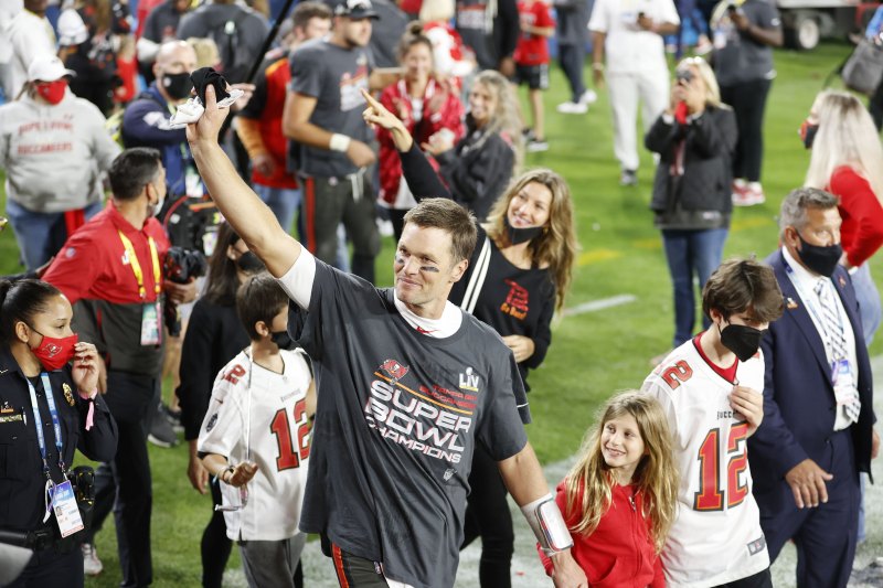 Tom Brady and Gisele Bundchen Kissing Photos After Super Bowl LV 3