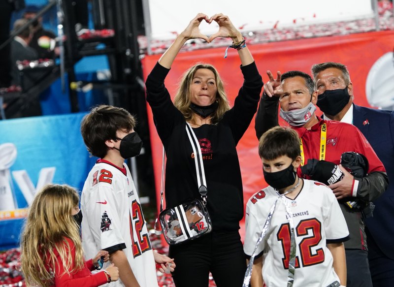 Tom Brady and Gisele Bundchen Kissing Photos After Super Bowl LV 5