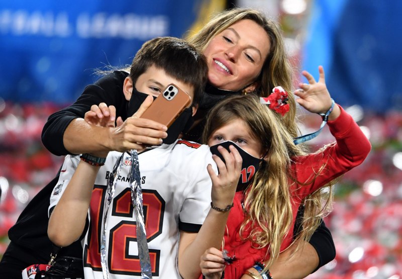 Tom Brady and Gisele Bundchen Kissing Photos After Super Bowl LV 7