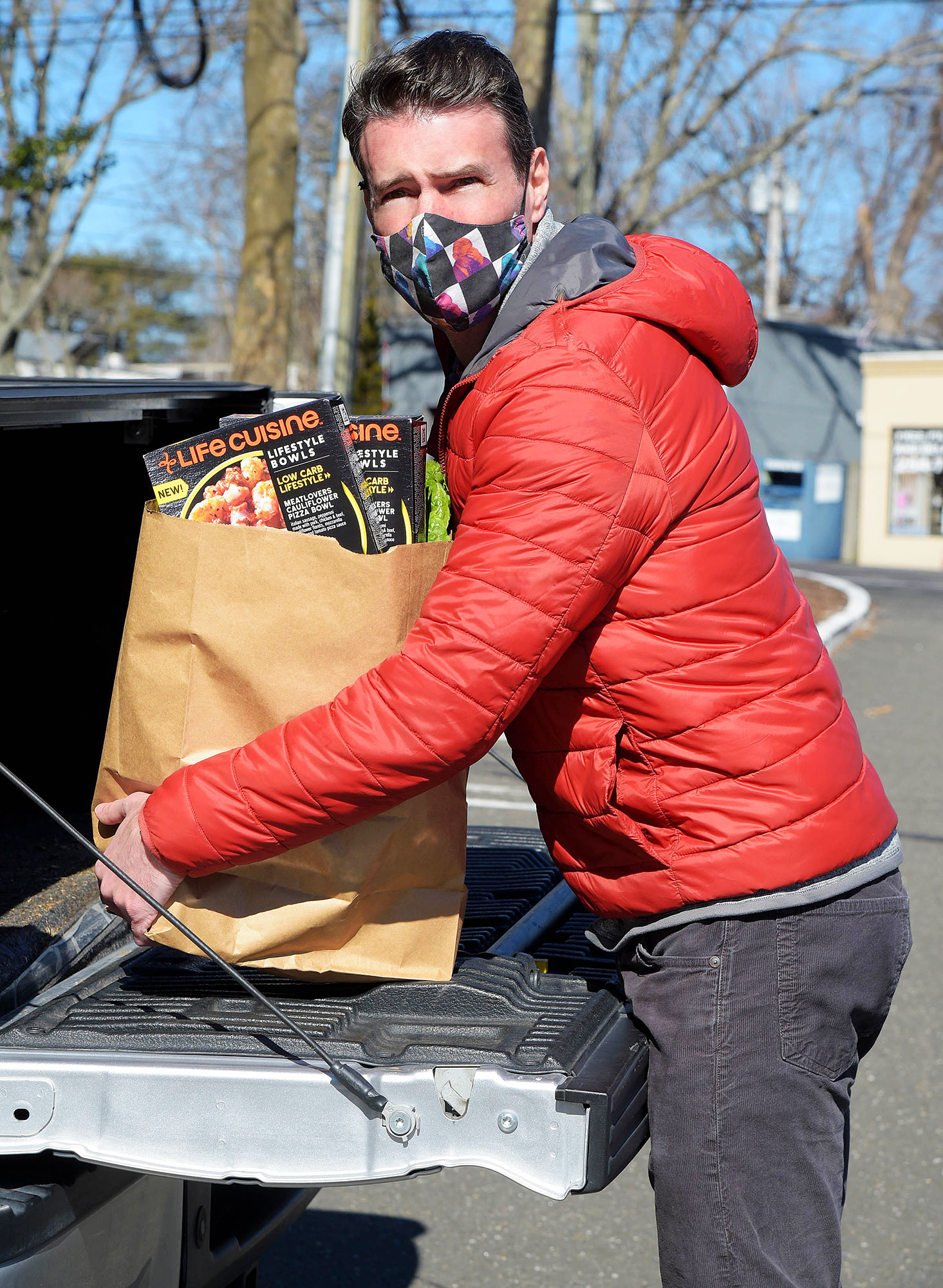 Scott Foley picking up Life Cuisine meals