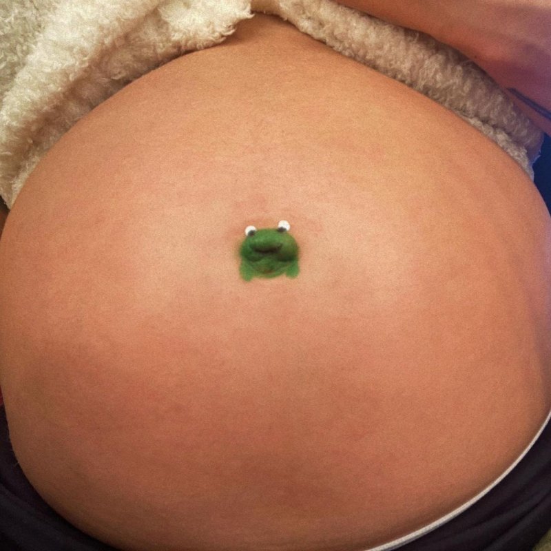 halsey-baby-bump-frog-unhoppy-march-22