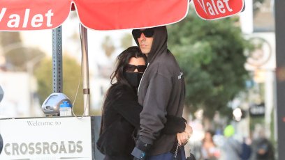 kourtney-kardashian-travis-barker-pda-at-valet-in-la