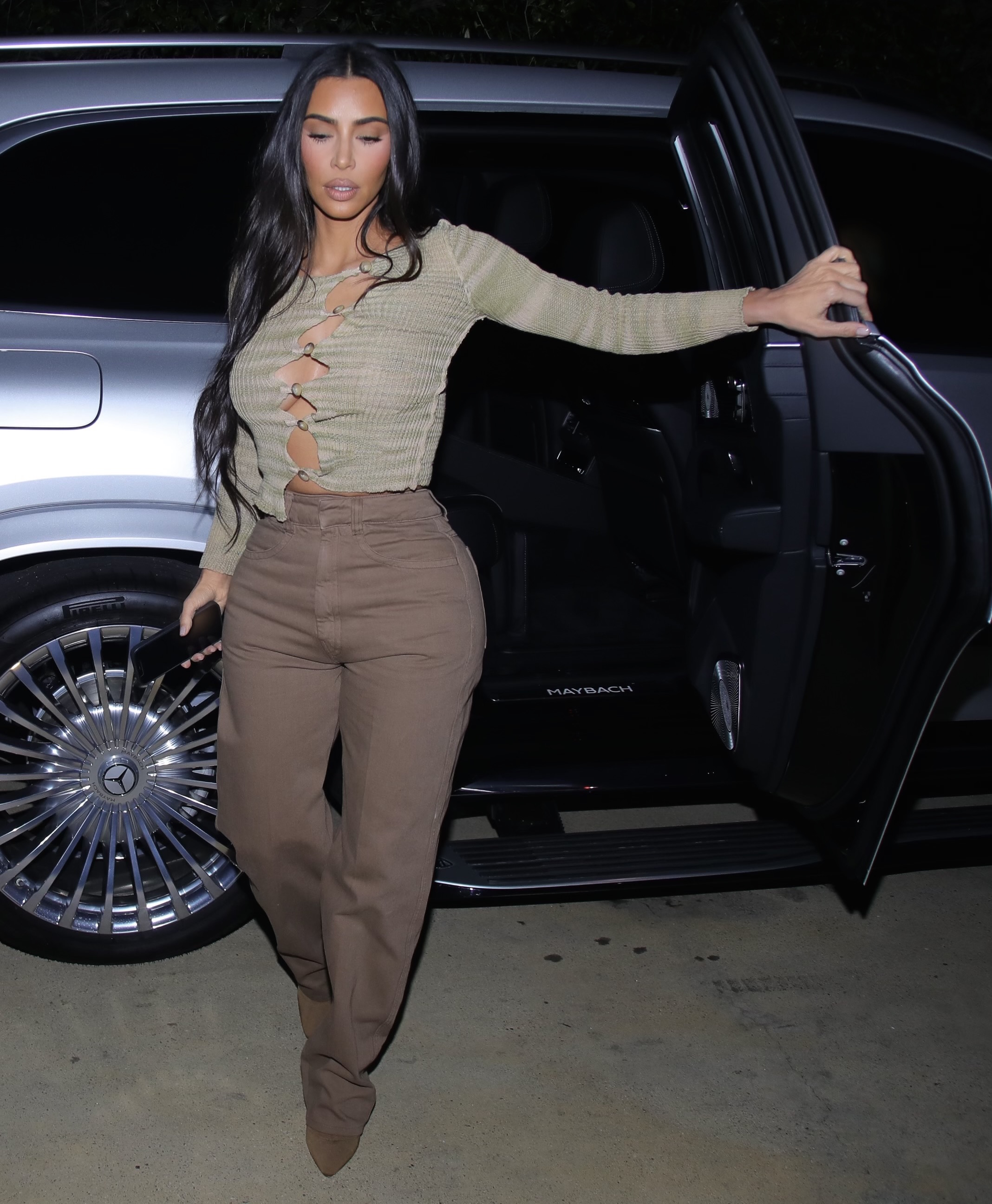 kim-kardashian-goes-braless-to-dinner-in-beverly-hills-amid-kanye-divorce