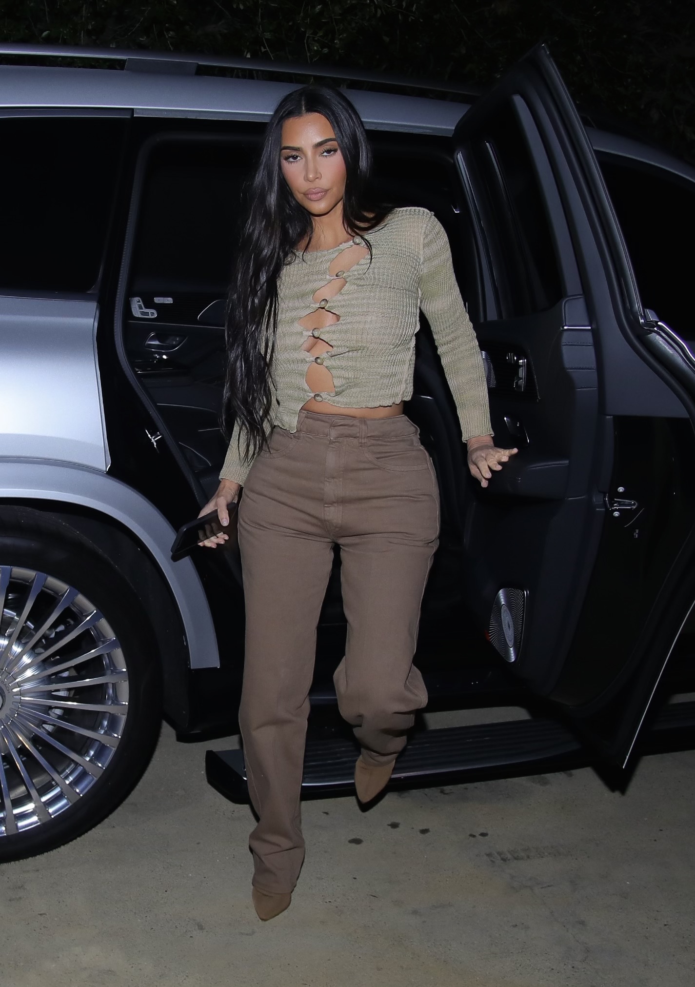 kim-kardashian-goes-braless-to-dinner-in-beverly-hills-amid-kanye-divorce
