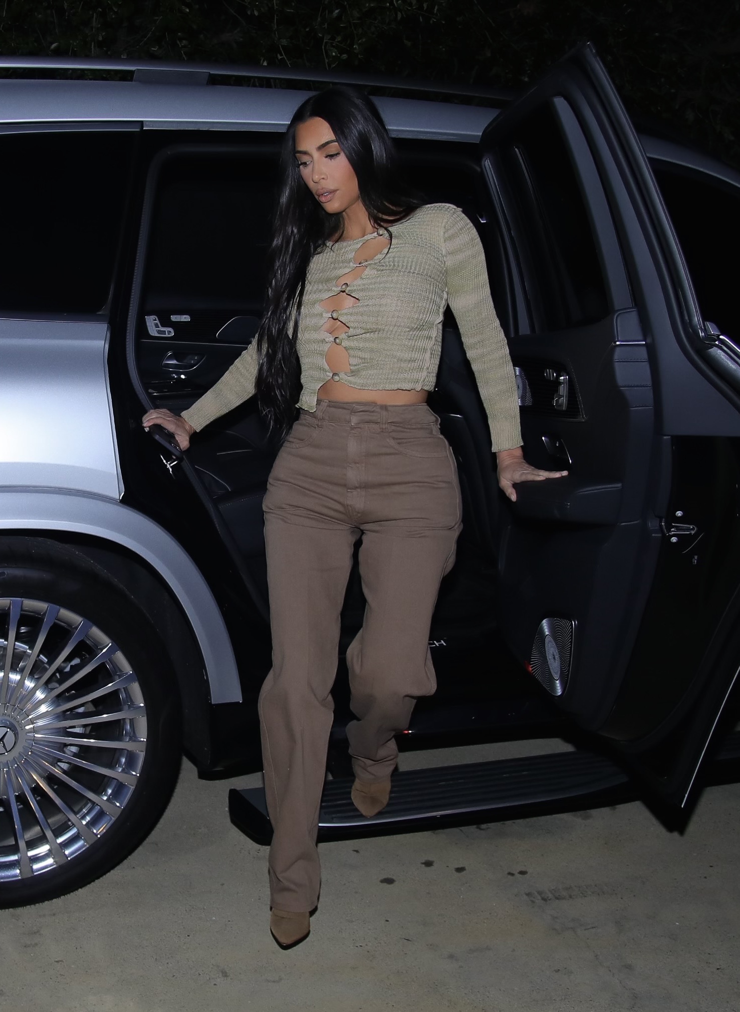 kim-kardashian-goes-braless-to-dinner-in-beverly-hills-amid-kanye-divorce
