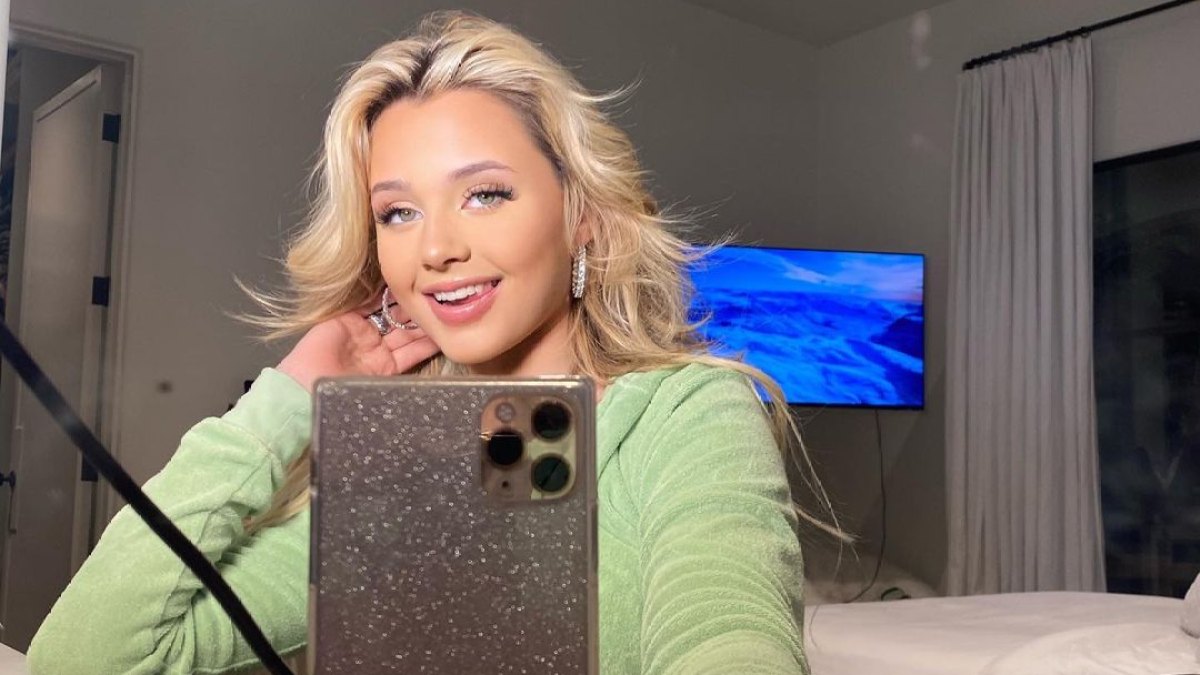 Alabama Barker Gives the Finger and Says She's 'Single' After Posting Photos With Her Mystery Boyfriend
