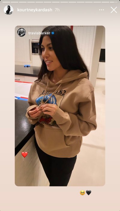 kourtney-wears-travis-blink-182-sweatshirt-ig