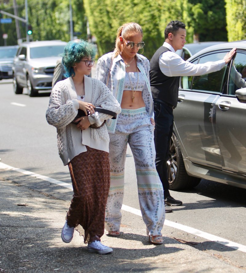 Jennifer Lopez Flaunts Abs in Crop Top With Daughter Emme 3