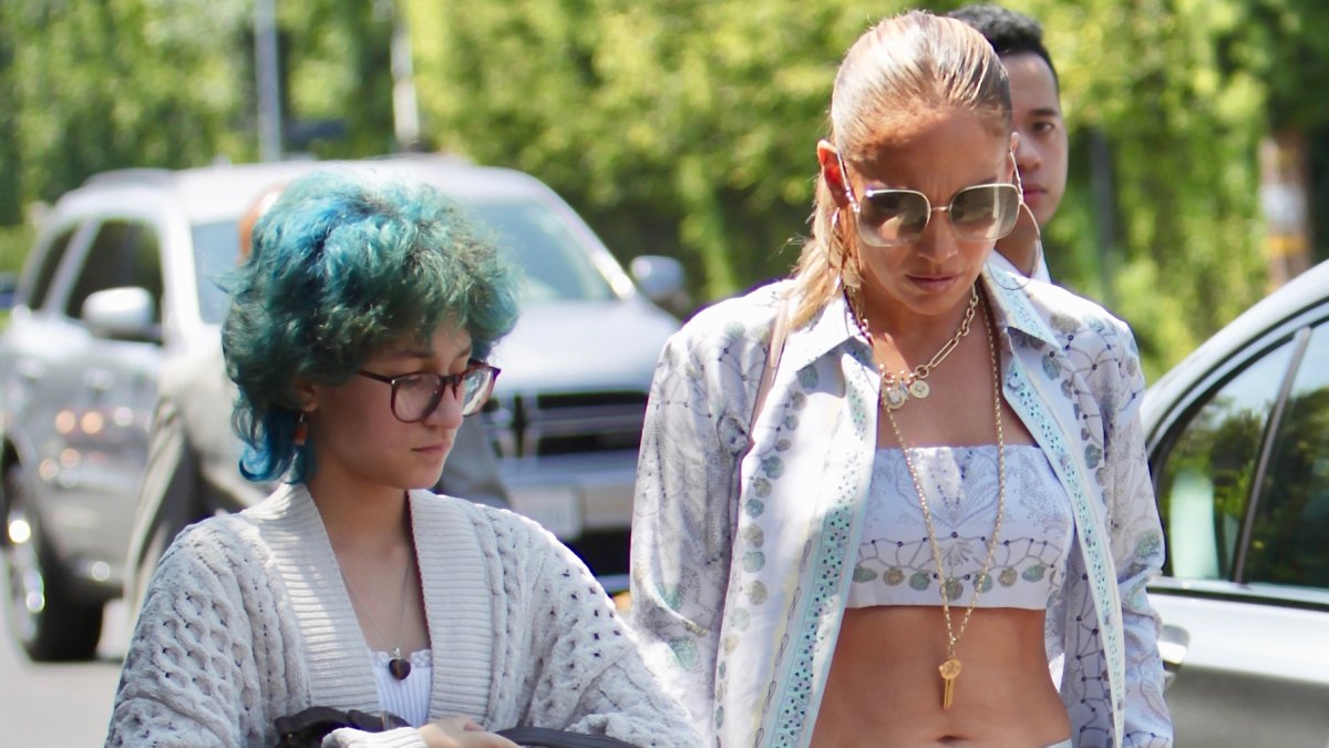 Jennifer Lopez Flaunts Abs in Crop Top With Daughter Emme 2