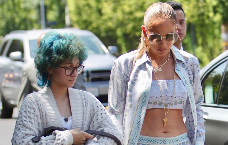 Jennifer Lopez Flaunts Abs in Crop Top With Daughter Emme 2