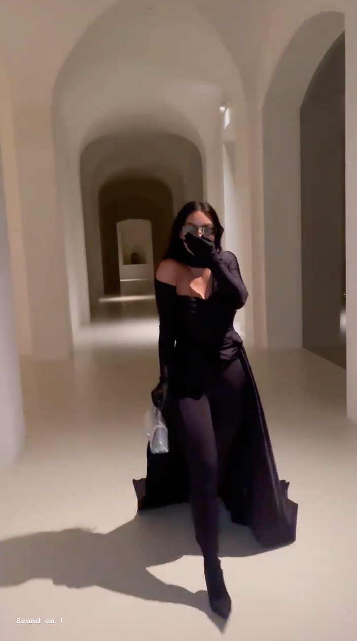 Kim Kardashian: Black Outfit, Fluffy Bag