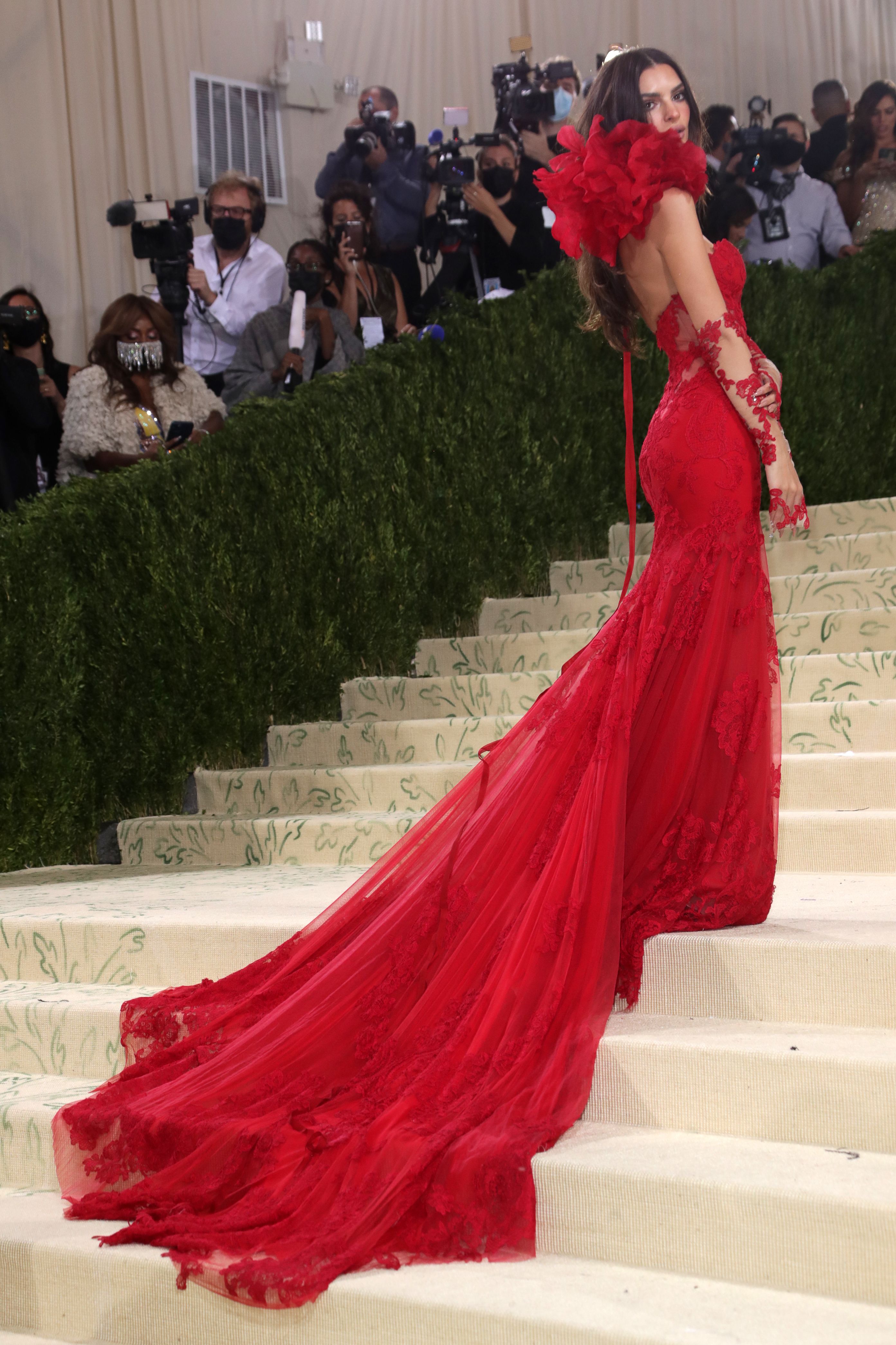 emily-ratajkowskis-2021-met-gala-outfit-red-carpet-photos05