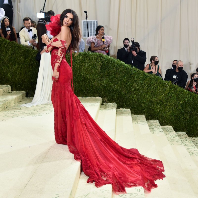 emily-ratajkowskis-2021-met-gala-outfit-red-carpet-photos05