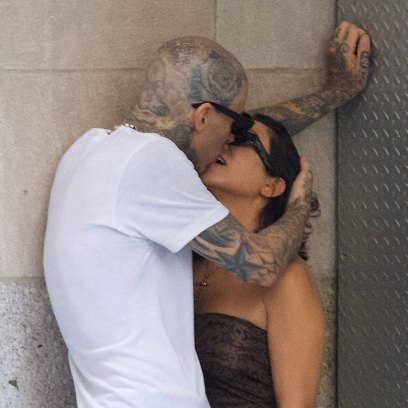 kourtney-travis-barker-make-out-while-shopping-nyc-sept-2021