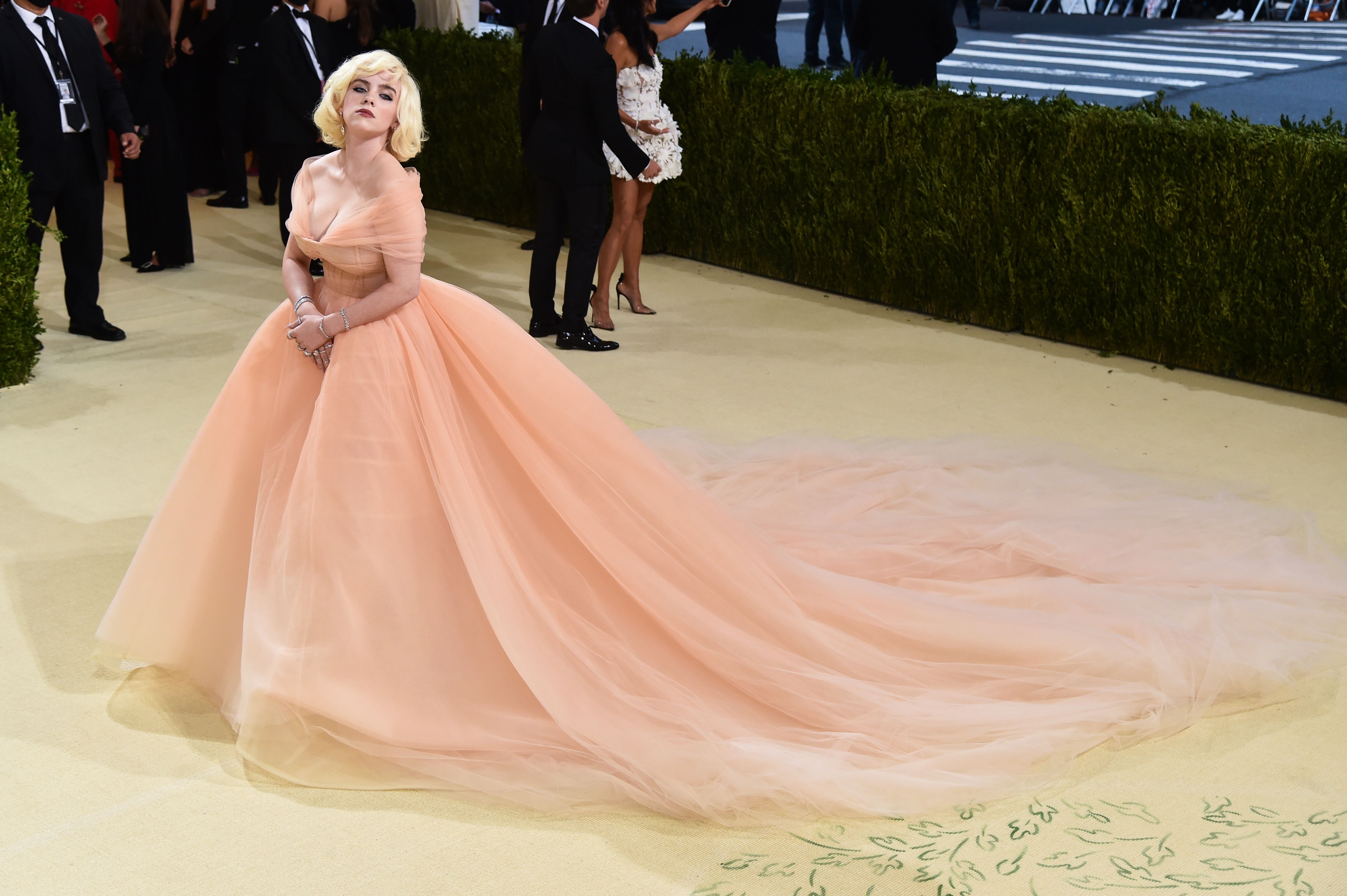 Billie Eilish 2021 Met Gala Oscar de la renta Gown