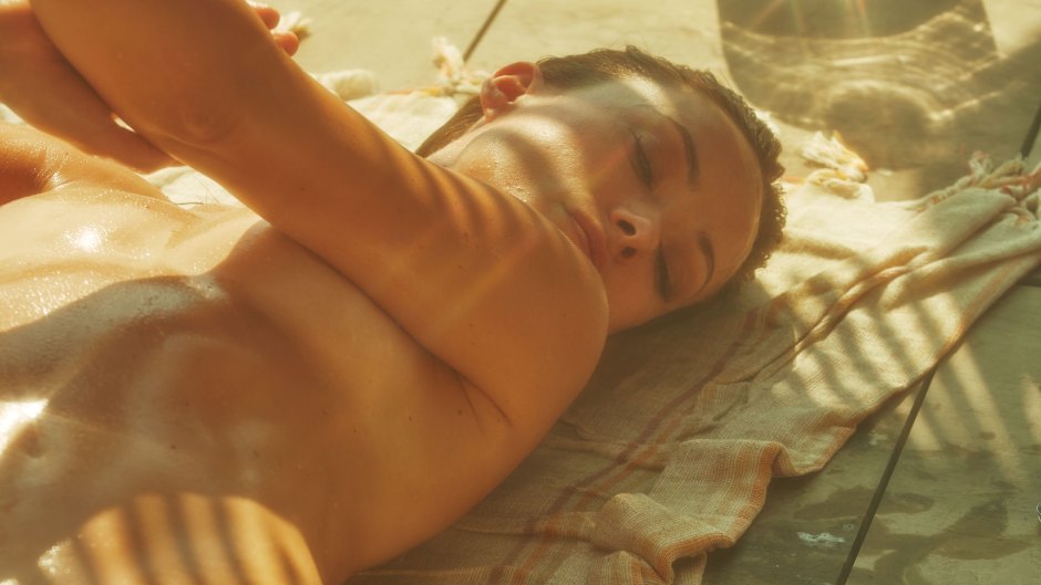 Olivia Wilde Poses Nude Topless