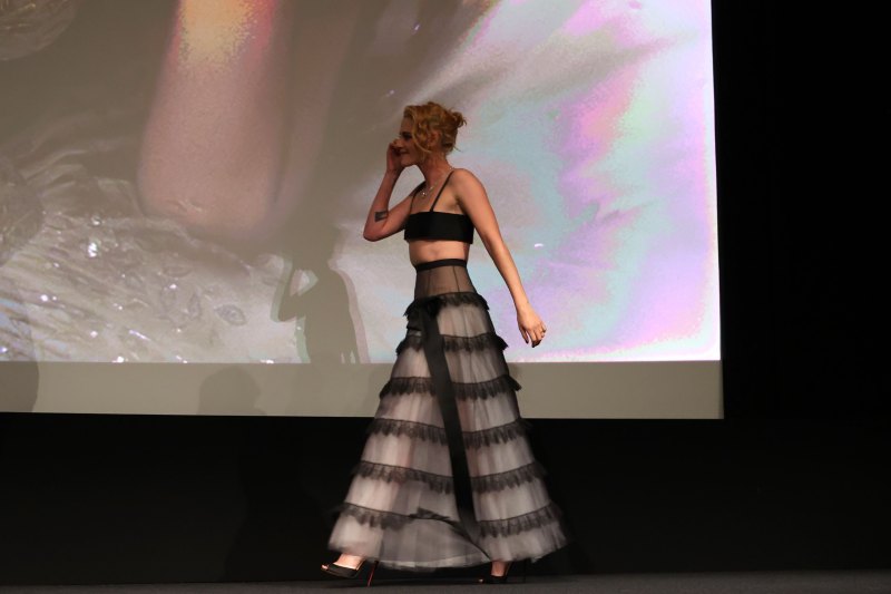 Kristen Stewart Goes Braless at 'Spencer' Premiere: Photos 2