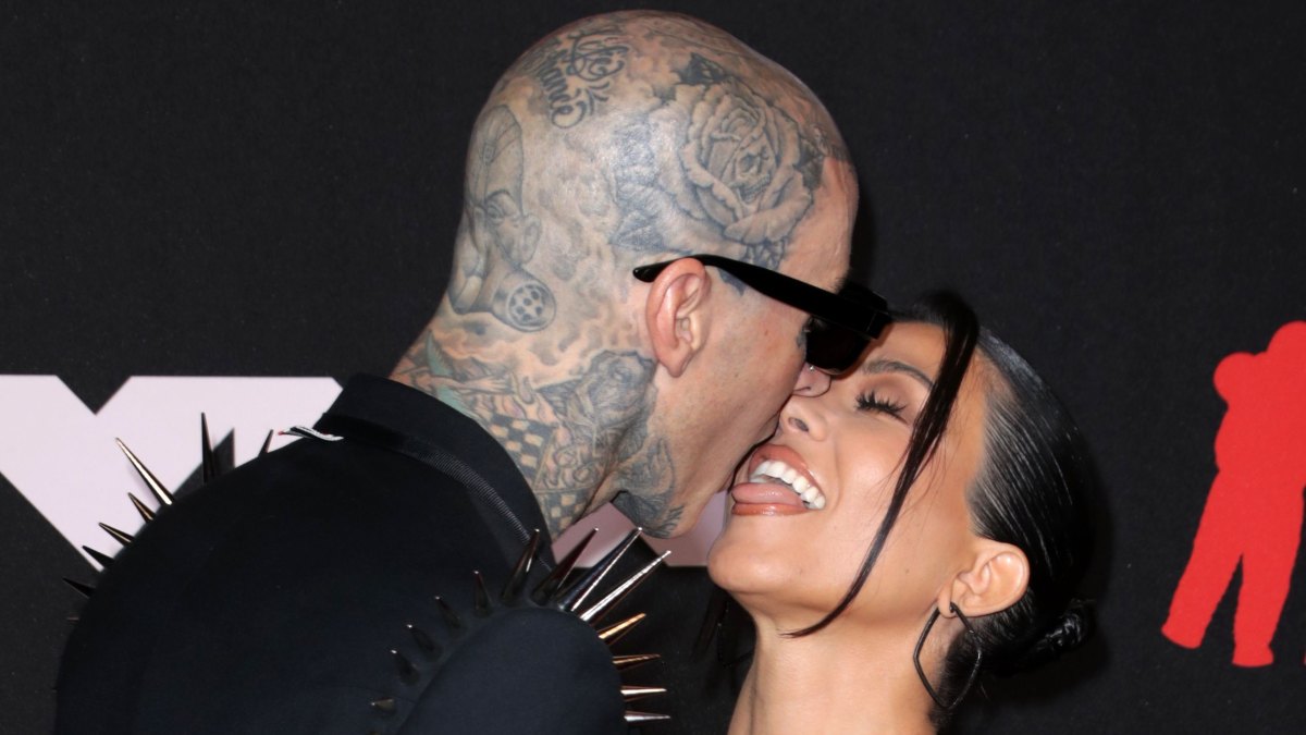 Travis Barker Kourtney Kardashian Steamy Tongue Kiss