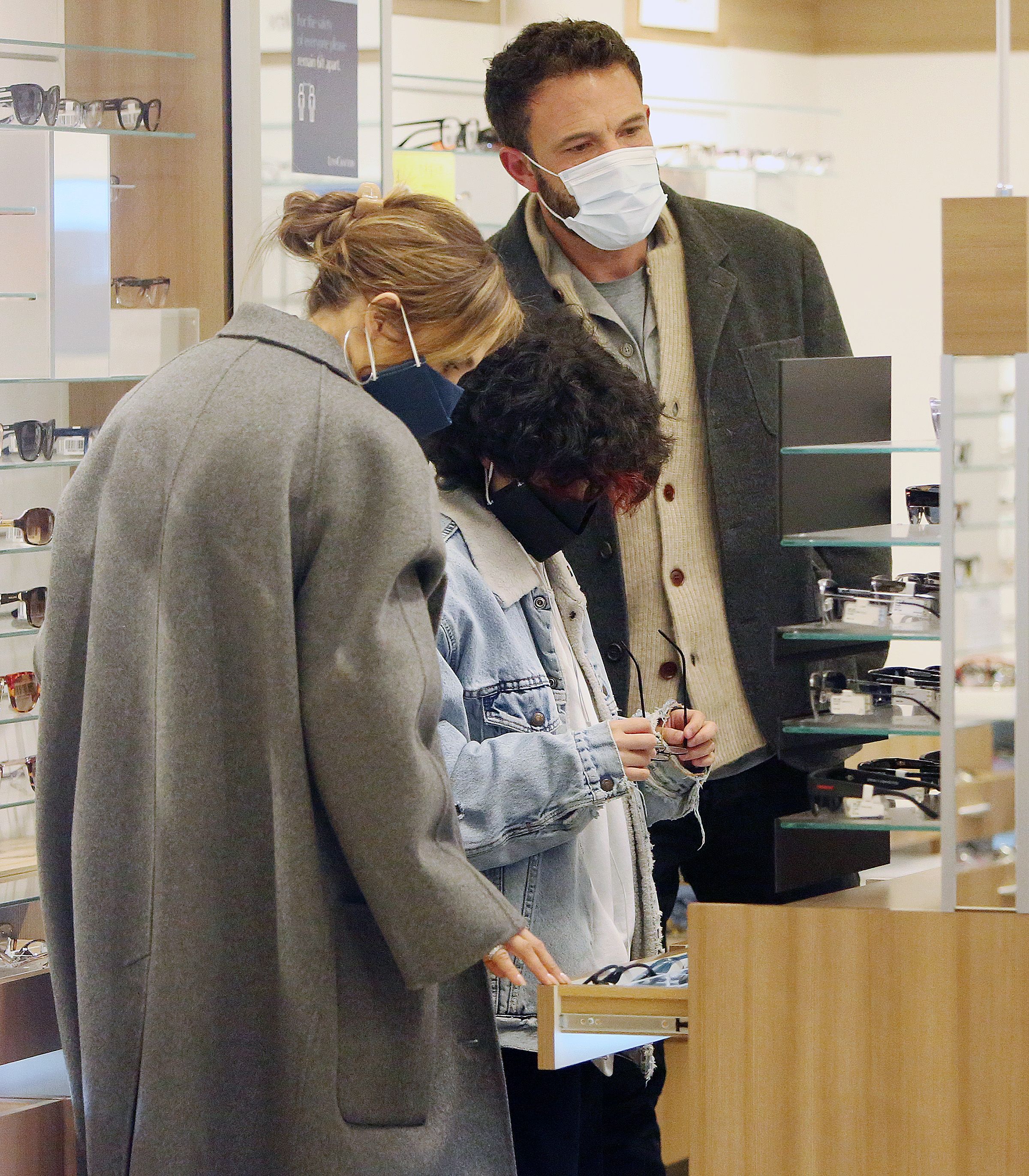 Jennifer Lopez and Ben Affleck Take Daughter Shopping in Los Angeles