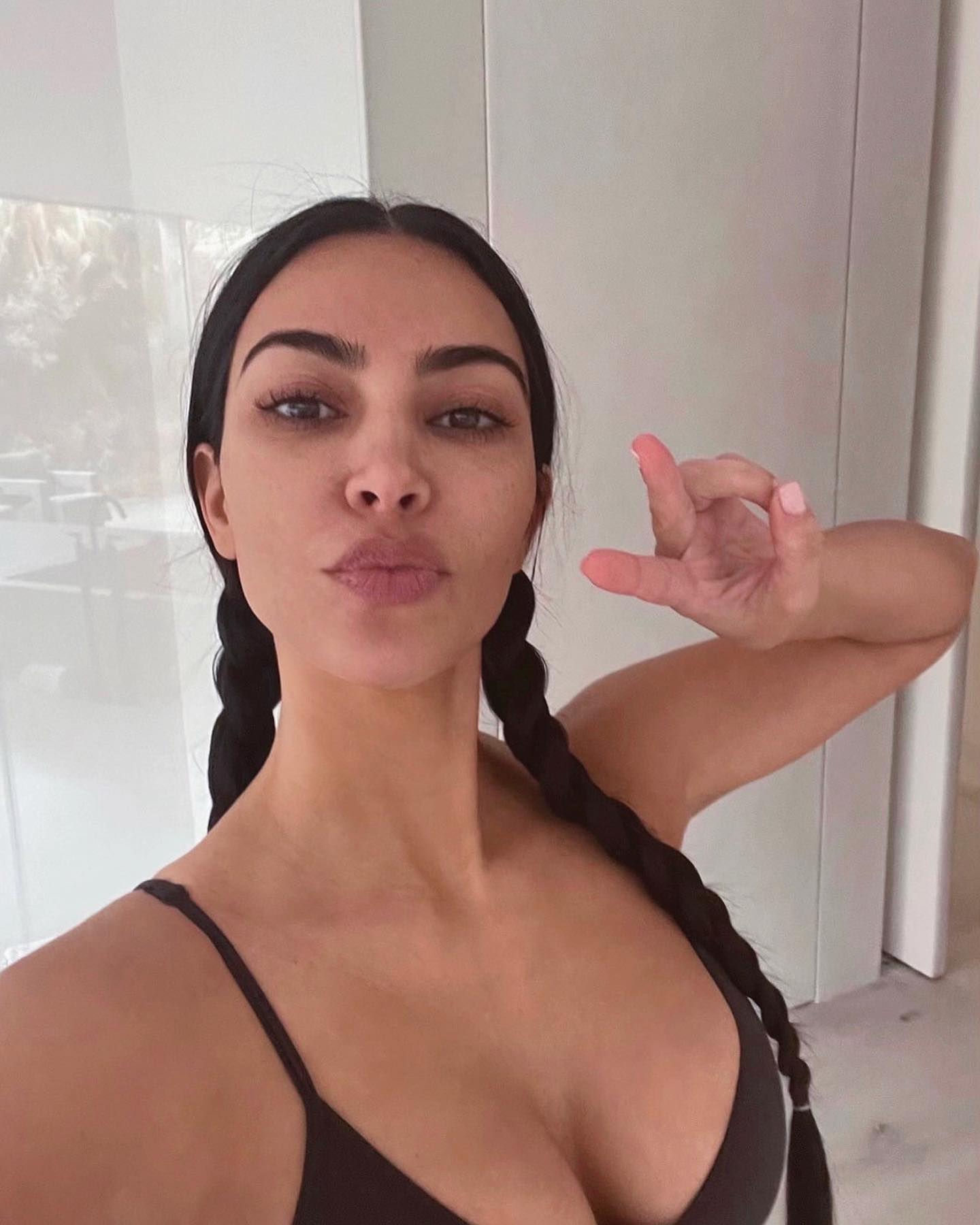 Exclusive!! Kim Kardashian looks hot with little or no makeup as