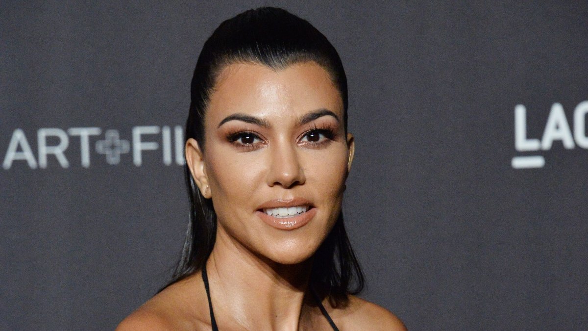 Kourtney Kardashian Deletes Photo, Gets Slammed for 'Bad' Editing