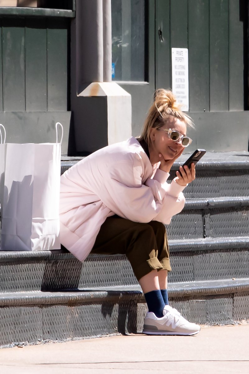Kaley Cuoco Goes Shopping in NYC With Sister Briana: Photos